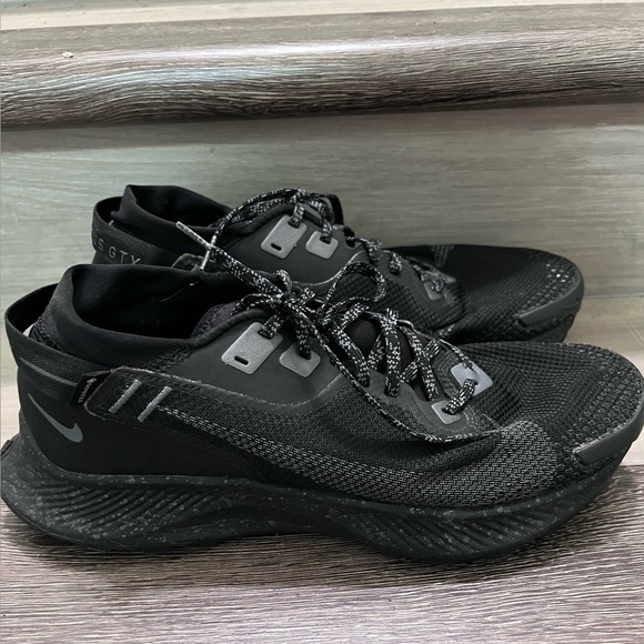 Nike Black Mesh Athletic Men's Shoes - Picture 2 of 6